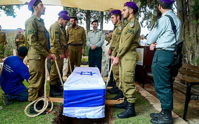 Obsèques du sergent d’état-major Ido Baruch dans le cimetière militaire de Gedera, le 12 octobre 2022. (Crédit : Avshalom Sassoni/Flash90)