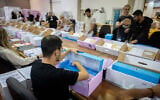 Préparation des urnes en vue des prochaines élections, dans l’entrepôt de la Commission électorale centrale à Shoham, le 12 octobre 2022 (Crédit : Yonatan Sindel/Flash90)