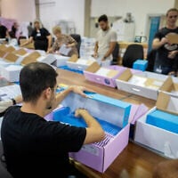 Préparation des urnes en vue des prochaines élections, dans l’entrepôt de la Commission électorale centrale à Shoham, le 12 octobre 2022 (Crédit : Yonatan Sindel/Flash90)