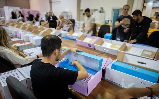 Préparation des urnes en vue des prochaines élections, dans l’entrepôt de la Commission électorale centrale à Shoham, le 12 octobre 2022 (Crédit : Yonatan Sindel/Flash90)
