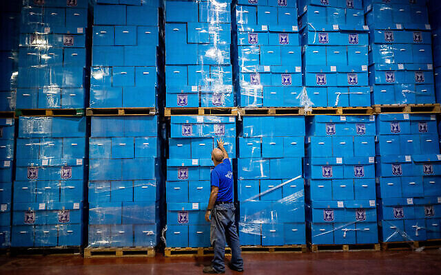 Des travailleurs préparent des urnes pour les prochaines élections, dans l'entrepôt du Comité central des élections à Shoham, le 12 octobre 2022. (Crédit : Yonatan Sindel/Flash90) Des travailleurs préparent des urnes pour les prochaines élections, dans l'entrepôt du Comité central des élections à Shoham, le 12 octobre 2022. (Crédit : Yonatan Sindel/Flash90)