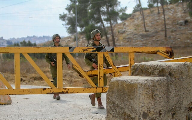 Des soldats israéliens bloquant l'entrée de la ville de Naplouse, en Cisjordanie, le 13 octobre 2022. (Crédit : Nasser Ishtayeh/Flash90) Des soldats israéliens bloquant l'entrée de la ville de Naplouse, en Cisjordanie, le 13 octobre 2022. (Crédit : Nasser Ishtayeh/Flash90)