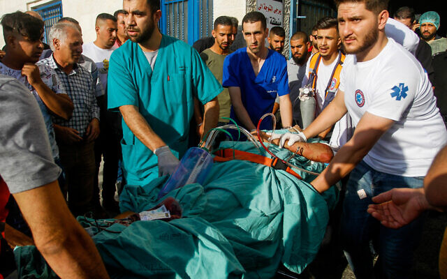 Des Palestiniens blessés lors d'affrontements avec Tsahal arrivant dans un hôpital dans la ville de Qarawat Bani Hassan, le 15 octobre 2022. (Crédit : Nasser Ishtayeh/Flash90) Des Palestiniens blessés lors d'affrontements avec Tsahal arrivant dans un hôpital dans la ville de Qarawat Bani Hassan, le 15 octobre 2022. (Crédit : Nasser Ishtayeh/Flash90)
