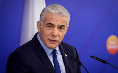 Le Premier ministre Yair Lapid, chef de la faction Yesh Atid, s'exprime pendant une réunion de faction à Tel Aviv, le 18 octobre 2022. (Crédit : Avshalom Sassoni/Flash90)