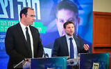 Le chef du parti HaTzionout HaDatit, Bezalel Smotrich, et le député Simcha Rothman présentant le programme « Du Droit et de la Justice » lors d’une conférence de presse, à Kfar Maccabiah, à Tel Aviv, le 18 octobre 2022. (Crédit : Avshalom Sassoni/Flash90)