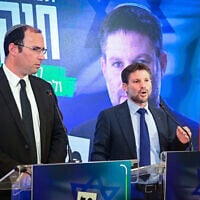 Le chef du parti HaTzionout HaDatit, Bezalel Smotrich, et le député Simcha Rothman présentant le programme « Du Droit et de la Justice » lors d’une conférence de presse, à Kfar Maccabiah, à Tel Aviv, le 18 octobre 2022. (Crédit : Avshalom Sassoni/Flash90)
