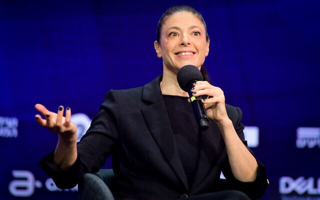 La ministre des Transports Merav Michaeli lors d'une conférence de la  Israeli Television News Company à  Rishon LeZion, le 20 octobre 2022. (Crédit : Avshalom Sassoni/Flash90)