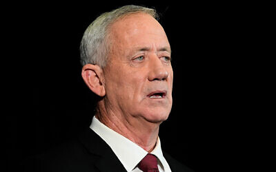 Le ministre de la Défense Benny Gantz s'exprimant lors d'une conférence de presse à Tel Aviv, le 20 octobre 2022. (Crédit : Avshalom Sassoni/Flash90)