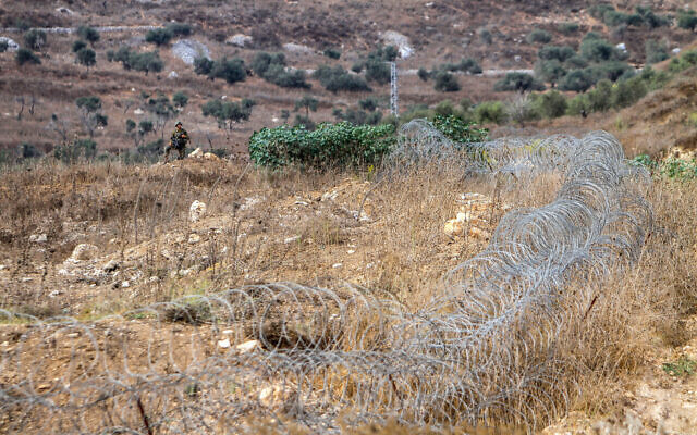 Un soldat affrontant des Palestiniens au poste de contrôle de Huwara, au sud de la ville de Naplouse, en Cisjordanie, le 21 octobre 2022. (Crédit : Nasser Ishtayeh/Flash90) Un soldat affrontant des Palestiniens au poste de contrôle de Huwara, au sud de la ville de Naplouse, en Cisjordanie, le 21 octobre 2022. (Crédit : Nasser Ishtayeh/Flash90)
