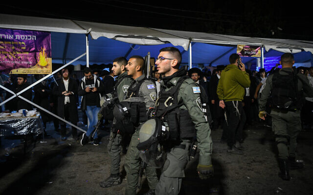 Des agents de la police des frontières israélienne montent la garde au Tombeau de Simon le Juste dans le quartier de Sheikh Jarrah à Jérusalem-Est, le 23 octobre 2022. (Crédit : Arie Leib Abrams/Flash90) Des agents de la police des frontières israélienne montent la garde au Tombeau de Simon le Juste dans le quartier de Sheikh Jarrah à Jérusalem-Est, le 23 octobre 2022. (Crédit : Arie Leib Abrams/Flash90)