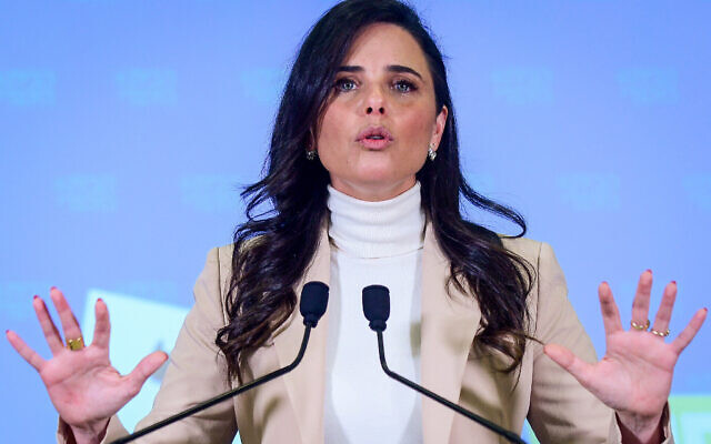 Ayelet Shaked, ministre de l'Intérieur et cheffe du parti HaBayit HaYehudi, s'exprimant lors d'une conférence de presse à Ramat Gan, le 25 octobre 2022. (Crédit : Avshalom Sassoni/Flash90) Ayelet Shaked, ministre de l'Intérieur et cheffe du parti HaBayit HaYehudi, s'exprimant lors d'une conférence de presse à Ramat Gan, le 25 octobre 2022. (Crédit : Avshalom Sassoni/Flash90)