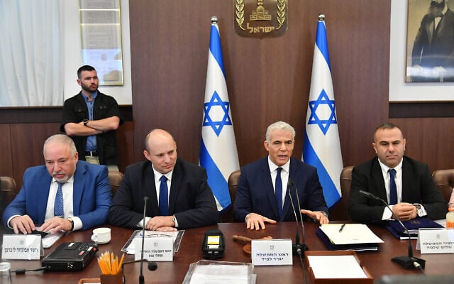 Le Premier ministre Yair Lapid dirigeant une réunion du cabinet, au bureau du Premier ministre, à Jérusalem, le 27 octobre 2022. (Crédit : Yoav Dudkevitch/Pool) Le Premier ministre Yair Lapid dirigeant une réunion du cabinet, au bureau du Premier ministre, à Jérusalem, le 27 octobre 2022. (Crédit : Yoav Dudkevitch/Pool)