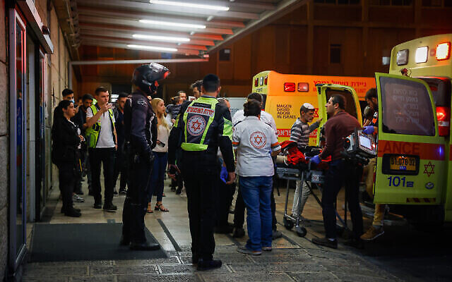 Une photo du service de secours du Magen David Adom montre la scène d'une fusillade dans l'implantation de Kiryat Arba le 29 octobre 2022. (Crédit : Magen David Adom) Une photo du service de secours du Magen David Adom montre la scène d'une fusillade dans l'implantation de Kiryat Arba le 29 octobre 2022. (Crédit : Magen David Adom)