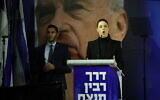 La leader du parti Avoda, Merav Michaeli, prend la parole lors de l'hommage rendu à l’ex-Premier ministre Yitzhak Rabin sur la place Zion à Jérusalem, le 29 octobre 2022. (Crédit : Yonatan Sindel/Flash90)