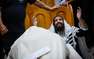 La famille et les amis assistant aux funérailles de Ronen Hanania, tué lors d'une fusillade terroriste près de l’implantation de Kiryat Arba, à Jérusalem, le 30 octobre 2022. (Crédit : Olivier Fitoussi/Flash90)