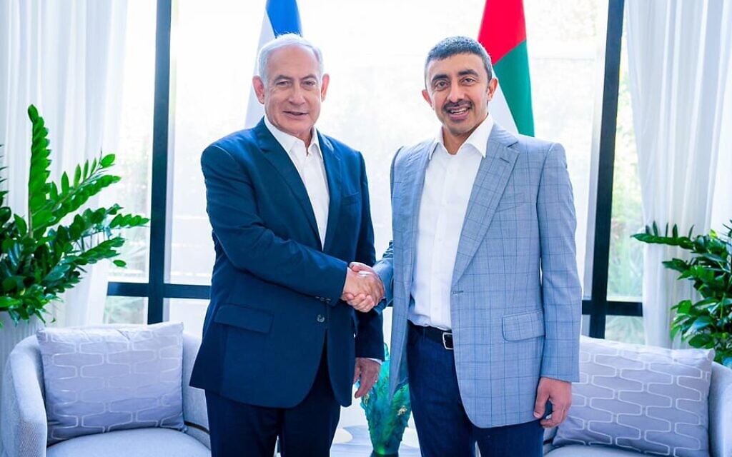 Le chef de l'opposition Benjamin Netanyahu rencontrant le ministre des Affaires étrangères des Émirats arabes unis Abdullah bin Zayed, à Tel Aviv, le 16 septembre 2022. (Crédit : Benjamin Netanyahu/Twitter) Le chef de l'opposition Benjamin Netanyahu rencontrant le ministre des Affaires étrangères des Émirats arabes unis Abdullah bin Zayed, à Tel Aviv, le 16 septembre 2022. (Crédit : Benjamin Netanyahu/Twitter)