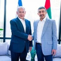 Le chef de l'opposition Benjamin Netanyahu rencontrant le ministre des Affaires étrangères des Émirats arabes unis Abdullah bin Zayed, à Tel Aviv, le 16 septembre 2022. (Crédit : Benjamin Netanyahu/Twitter)