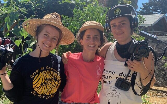  Nina Gordon-Kirsch avec son équipe de tournage, Marielle Olentine et Julia Maryanska, le premier jour de son voyage, le 28 juin 2022. (Crédit : Brian Nguyen)