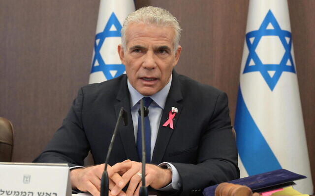 Le Premier ministre Yair Lapid, portant un ruban rose pour la sensibilisation au cancer du sein, dirigeant la réunion hebdomadaire du cabinet au bureau du Premier ministre, à Jérusalem, le 2 octobre 2022. (Crédit : Amos Ben Gershon/GPO) Le Premier ministre Yair Lapid, portant un ruban rose pour la sensibilisation au cancer du sein, dirigeant la réunion hebdomadaire du cabinet au bureau du Premier ministre, à Jérusalem, le 2 octobre 2022. (Crédit : Amos Ben Gershon/GPO)
