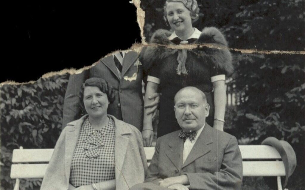  Gertrude Glaser avec ses parents dans les années 1930. Son ex-mari a été arraché de la photo. (Crédit : Collections de la bibliothèque de la Shoah de Vienne)