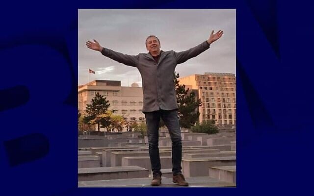 Holger Winterstein, élu de l'AFD, sur le Mémorial aux Juifs assassinés d'Europe, à Berlin. (Crédit : Capture d'écran Facebook) Holger Winterstein, élu de l'AFD, sur le Mémorial aux Juifs assassinés d'Europe, à Berlin. (Crédit : Capture d'écran Facebook)