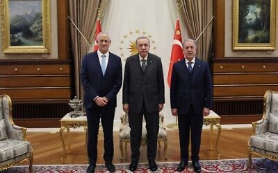Le ministre de la Défense Benny Gantz (g) rencontre le président turc Recep Tayyip Erdogan (C) et le ministre turc de la Défense Hulusi Akar à Ankara le 27 octobre 2022 (Crédit : Bureau de presse turc)
