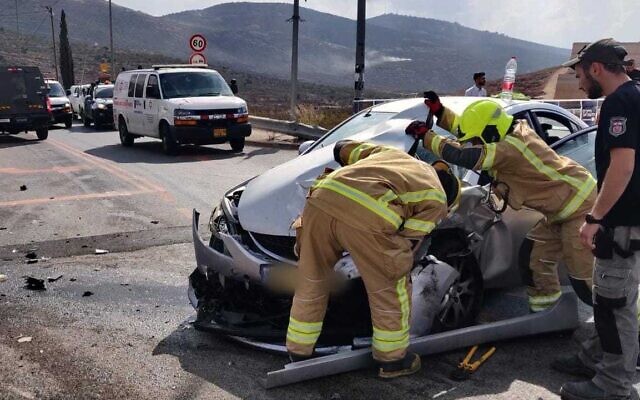 Des médecins et des secouristes sur les lieux d'un accident de voiture mortel dans le nord de la Cisjordanie, le 31 octobre 2022. (Crédit : Magen David Adom).