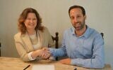 Illustration : Ram Shefa (à droite) du parti Avoda et Michal Rozin du Meretz signant un accord de partage des votes, le 31 août 2022. (Crédit : Autorisation)