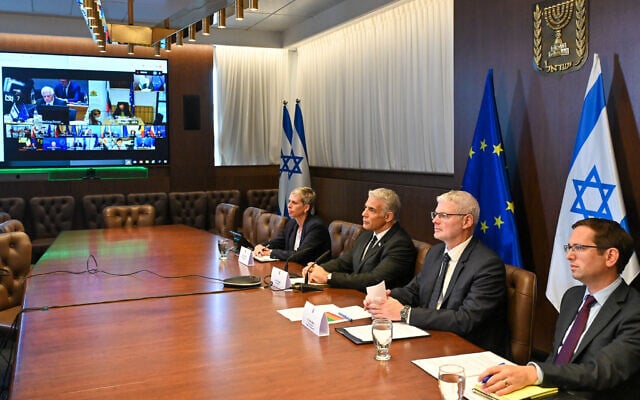 Le Premier ministre Yair Lapid participe à une rencontre du Conseil d'association UE-Israël via visioconférence depuis Jérusalem, le 3 octobre 2022. (Crédit : Kobi Gideon / GPO) Le Premier ministre Yair Lapid participe à une rencontre du Conseil d'association UE-Israël via visioconférence depuis Jérusalem, le 3 octobre 2022. (Crédit : Kobi Gideon / GPO)