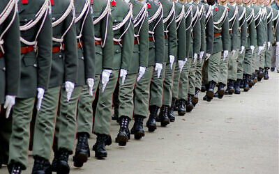 La garde de la Bundesheer autrichienne au pas lors des cérémonies de la fête nationale, le 26 octobre 2008. (Crédit : Mick7401 / CC BY-SA 3.0)