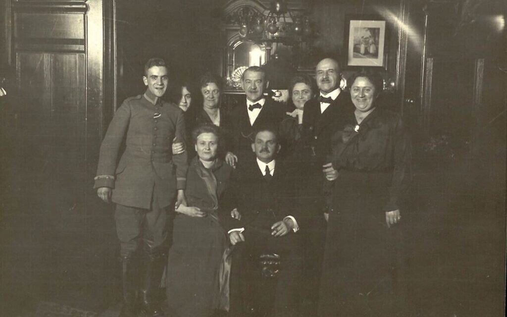  Ludwig Meumann, en uniforme à l'extrême gauche, avec sa famille dans les années 1910. (Crédit : Collections de la bibliothèque de la Shoah de Vienne)