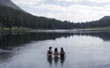  Nina Gordon-Kirsch et deux autres personnes utilisant les eaux naturelles des Highland Lakes comme mikveh, ou bain rituel, à la fin de son voyage, le 29 juillet 2022. (Crédit : Sky Richards)