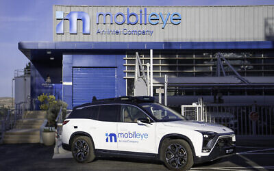 Véhicule de la flotte autonome Mobileye devant un atelier Mobileye en Israël. (Crédit : Mobileye, une société Intel)