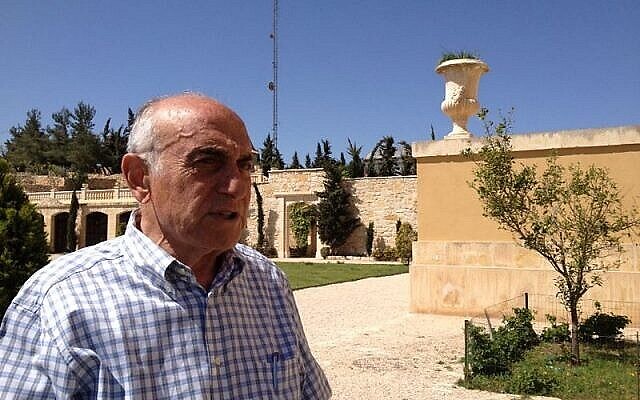 Munib Al-Masri à son domicile, Beit Falasteen, surplombant Naplouse, le 8 avril 2014. (Crédit : Suha Halifa/Times of Israel) Munib Al-Masri à son domicile, Beit Falasteen, surplombant Naplouse, le 8 avril 2014. (Crédit : Suha Halifa/Times of Israel)