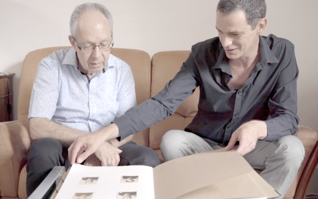 Robert Singer feuilletant le recueil de papiers pour la première fois aux côtés du dramaturge Frédéric Moulin.
