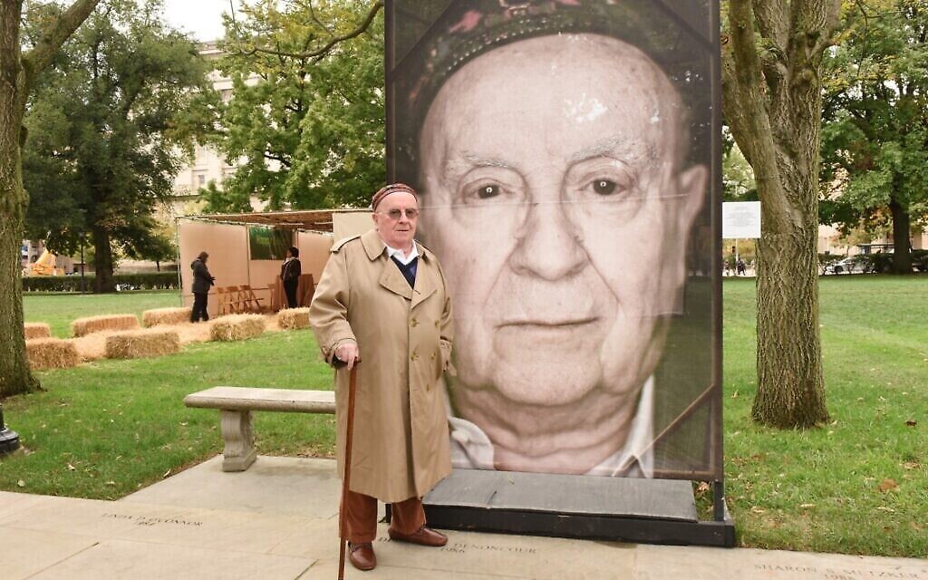 Judah Samet à côté de son portrait, dans le cadre du projet Lest We Forget de Luigi Toscano à l’Université de Pittsburgh en 2019. (Crédit : Photo par Hector Corante, gracieuseté du Centre pour la Shoah de Pittsburgh via la JTA) Judah Samet à côté de son portrait, dans le cadre du projet Lest We Forget de Luigi Toscano à l’Université de Pittsburgh en 2019. (Crédit : Photo par Hector Corante, gracieuseté du Centre pour la Shoah de Pittsburgh via la JTA)
