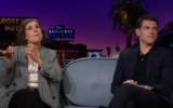 Mayim Bialik, à gauche, et Max Greenfield présentent les sons et les appels lors de l'utilisation du shofar pour Rosh Hashana, sur le plateau du "Late Late Show" de James Corden, le 19 septembre 2022. (Capture d'écran : YouTube)