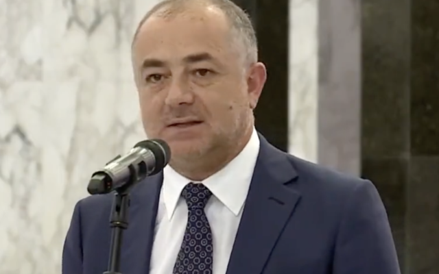 Le vice-président du Parlement libanais, Elias Bou Saab, abordant les négociations maritimes en cours entre Israël et le Liban lors d'une émission télévisée en direct, le 3 octobre 2022. (Crédit : Capture d’écran ; utilisée conformément à la clause 27a de la loi sur le droit d'auteur)