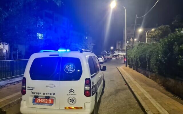 Illustration : Une voiture de police là où un homme a été tué au couteau à Netanya, le 5 octobre 2022. (Crédit : Police israélienne)