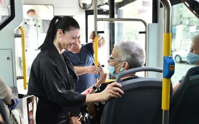 La ministre des Transports, Merav Michaeli, lors du lancement d'une nouvelle ligne de bus pendant Shabbat, à Haïfa, le 8 octobre 2022. (Crédit :  Twitter/Merav Michaeli)