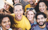 Illustration : Un groupe de personnes souriant. (Crédit : Andrea Migliarini via iStock by Getty Images)