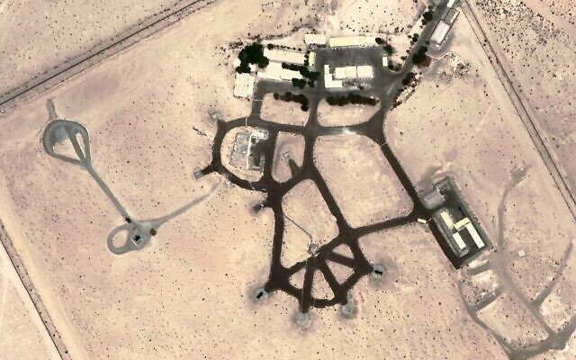 Deux lanceurs de missiles Barak 8 et un système radar Elta vus au sud d'Abu-Dhabi, aux Émirats arabes unis, sur une image satellite prise en septembre 2022. (Crédit : Google Earth) Deux lanceurs de missiles Barak 8 et un système radar Elta vus au sud d'Abu-Dhabi, aux Émirats arabes unis, sur une image satellite prise en septembre 2022. (Crédit : Google Earth)