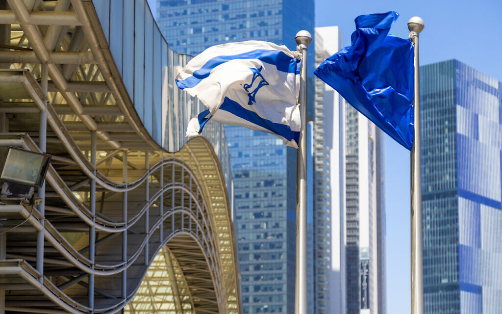 La ligne d'horizon du centre financier et des affaires de Tel Aviv avec ses centres commerciaux et ses bureaux high-tech, en juin 2022 (Crédit : Elijah Lovkoff/iStock/Getty Images)
