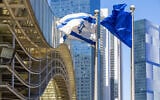 La ligne d'horizon du centre financier et des affaires de Tel Aviv avec ses centres commerciaux et ses bureaux high-tech, en juin 2022 (Crédit : Elijah Lovkoff/iStock/Getty Images)