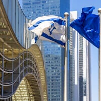 La ligne d'horizon du centre financier et des affaires de Tel Aviv avec ses centres commerciaux et ses bureaux high-tech, en juin 2022 (Crédit : Elijah Lovkoff/iStock/Getty Images)