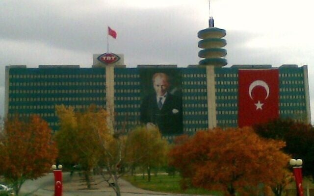 Le siège de la Turkish Radio and Television Corporation, à Ankara, en Turquie. (Crédit : Bora / DsMurat / CC BY-SA 3.0) Le siège de la Turkish Radio and Television Corporation, à Ankara, en Turquie. (Crédit : Bora / DsMurat / CC BY-SA 3.0)