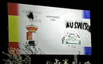 Une affiche à Castrillo Mota de Judíos, en Espagne, vandalisée par des graffitis antisémites, le 3 août 2022. (Crédit : Avec l’aimable autorisation de Lorenzo Rodriguez via la JTA)
