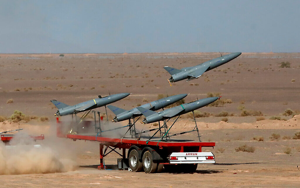 Illustration : Un drone lancé lors d'un exercice militaire en Iran, le 25 août 2022. (Crédit : Armée iranienne via AP)