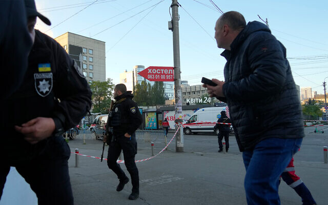 Des Ukrainiens courent alors qu'un drone explose contre un immeuble à Kiev, le 17 octobre 2022. (Crédit : AP Photo/Efrem Lukatsky) Des Ukrainiens courent alors qu'un drone explose contre un immeuble à Kiev, le 17 octobre 2022. (Crédit : AP Photo/Efrem Lukatsky)