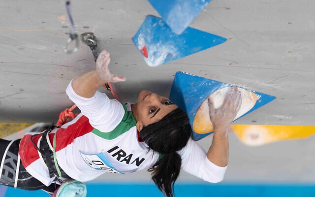 La grimpeuse iranienne Elnaz Rekabi participant aux Championnats asiatiques d'escalade de l'IFSC à Séoul, en Corée du Sud, le 16 octobre 2022. (Crédit : Rhea Khang/International Federation of Sport Climbing via AP) La grimpeuse iranienne Elnaz Rekabi participant aux Championnats asiatiques d'escalade de l'IFSC à Séoul, en Corée du Sud, le 16 octobre 2022. (Crédit : Rhea Khang/International Federation of Sport Climbing via AP)